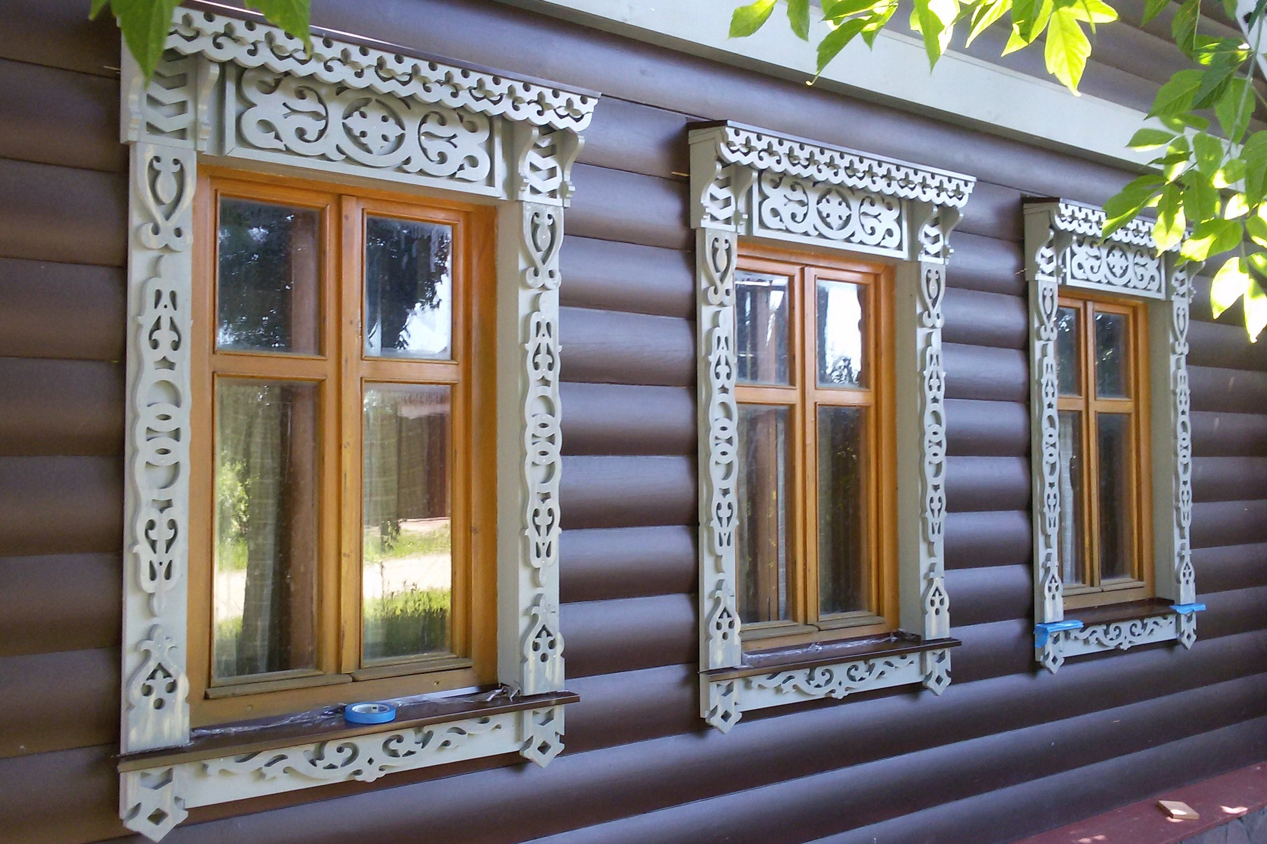 Резные деревянные наличники на фасаде дома